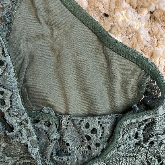 Aerie Laced Bralette, Green, Size Medium, No cups, V-Line Design, Comfy bra fit - Picture 3 of 8